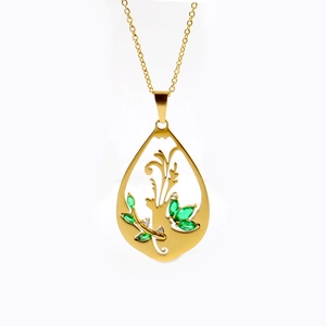 Pendentif en goutte avec motif de plante évidé et zircons verts sur finition dorée