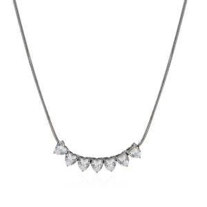 Collier chaîne serpent en argent avec sept pierres de zircone en forme de cœur sur fond blanc