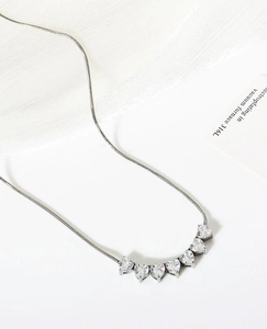 Détail du collier chaîne serpent en acier 316L avec sept zircons en forme de cœur