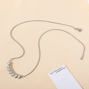 Collier élégant à chaîne serpent en acier inoxydable avec sept zircons en forme de cœur