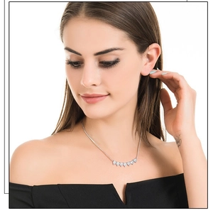 Collier cœur élégant en argent avec sept zircons sertis sur une chaîne serpent fine