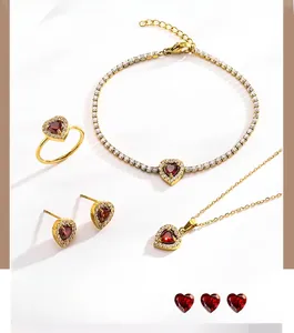 Détail d'une parure bijoux cœur en zircon rouge avec collier, bague et boucles d'oreilles