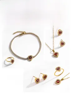 Ensemble de bijoux cœur doré avec pierres précieuses rouges et cristaux étincelants