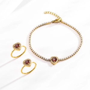 Parure bijoux cœur doré avec pierres rouges comprenant un bracelet et deux bagues assorties