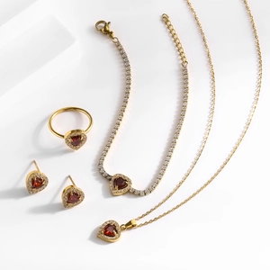 Parure de bijoux en forme de cœur plaqué or avec pierres rouges et zircons