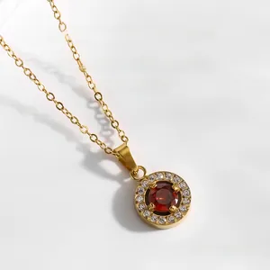 Détail collier doré avec pendentif en zircon rouge rond et chaîne réglable de 45+5cm