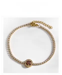 Détail du bracelet tennis doré avec pierre rouge et fermoir ajustable de 18+3cm