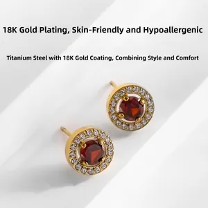 Vue macro des boucles d'oreilles en titane avec pierre rouge et détails en zircon