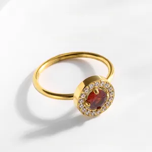 Détail de la bague dorée taille 7 avec zircon rouge rond et cristaux transparents