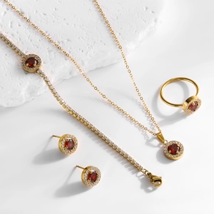 Parure de bijoux élégante en titane doré avec rubis rouges ronds et zircons blancs cubiques