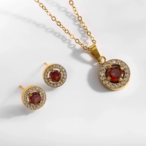 Parure élégante en acier titane doré avec collier et boucles d'oreilles en zircon rouge rond