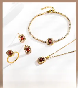 Détails de l'ensemble de bijoux avec zircons rouges rectangulaires et finition dorée