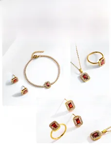Vue détaillée d'une parure en zircon rubis rectangle et métal doré avec halo de diamants