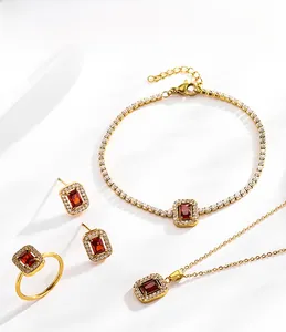 Détails d'une parure en zircon rouge taille émeraude avec collier et boucles dorés