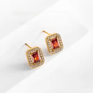 Vue détaillée de boucles d'oreilles rectangulaires en zircon rouge et acier titane plaqué or