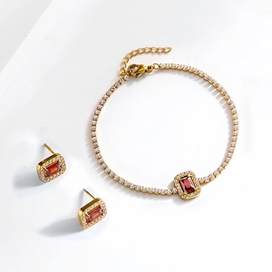 Parure de bijoux dorés avec zircon rouge rectangulaire et boucles d'oreilles assorties