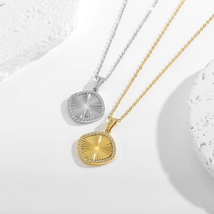 Détail macro de colliers carrés en or et argent avec bordures serties de zircons