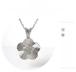 Détail macro du pendentif fleur argentée avec zircone et texture plissée