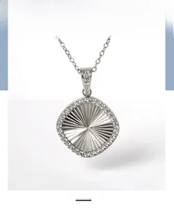 Détail macro du collier pendentif carré argenté avec texture rayonnante et zircons