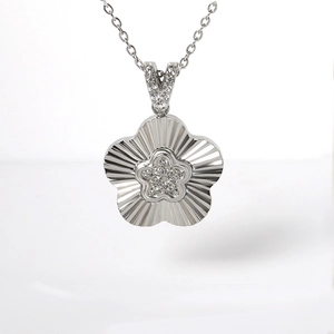 Collier avec pendentif fleur argentée au design plissé et pierre de zircon en forme d'étoile