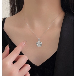Collier avec pendentif fleur en argent et zircon sur chaîne fine minimaliste