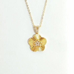 Collier exquis en acier inoxydable doré avec fleur à cinq pétales et zircon étincelant