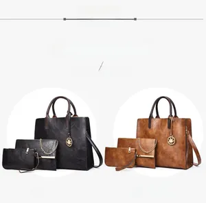 Détail ensemble 3 pièces sacs en cuir microfibre à texture marbrée et charm feuille