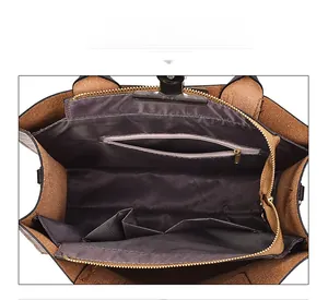 Intérieur du grand sac cabas marron avec compartiment principal et poche zippée