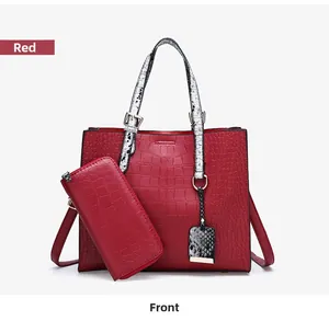 Détail du sac à main rouge effet crocodile avec portefeuille assorti et anses serpent