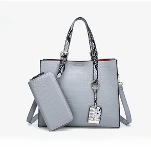 Vue détaillée du set cabas gris motif crocodile avec poignées serpent noir et blanc