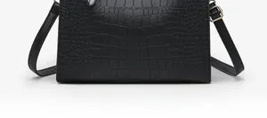 Détail de la vue arrière d'un sac à bandoulière noir avec motif peau de serpent