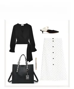 Ensemble de mode avec sac à main en cuir de serpent, haut croisé et jupe à motifs