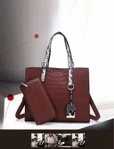 Détails du sac fourre-tout en similicuir avec texture crocodile marron et anses serpent