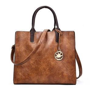 Sac fourre-tout vintage marron avec pendentif feuille d'érable et bandoulière