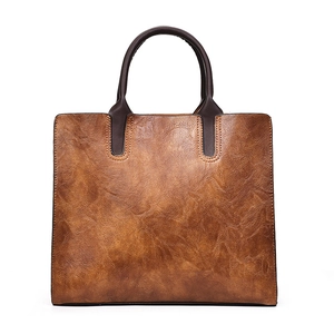 Sac fourre-tout marron foncé classique avec texture cuir plissé vintage et deux anses
