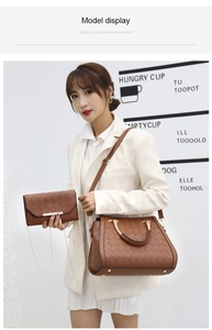Dettaglio borsa shopper intrecciata marrone con manici in metallo e pochette coordinata