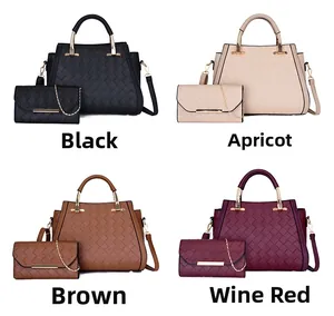 Dettaglio del set borsa tote intrecciata e pochette con catena in quattro colori