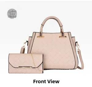 Vista frontale della borsa shopping intrecciata color albicocca e pochette coordinata