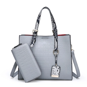 Ensemble sac cabas et portefeuille gris avec gaufrage croco et anses motif serpent