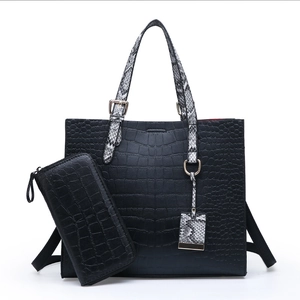 Sac à main noir à motif crocodile avec anses en serpent et portefeuille assorti