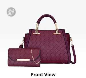 Dettaglio borsa shopper bordeaux intrecciata e pochette abbinata con finiture dorate