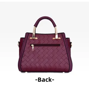 Vista posteriore della borsa tote in pelle intrecciata rosso vino con tasca con cerniera