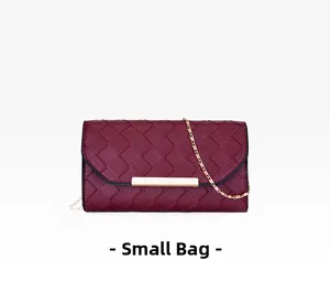 Dettaglio della trama intrecciata bordeaux della piccola pochette con catena d'oro