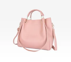 Sac à main rose en similicuir avec boucles dorées et bandoulière amovible