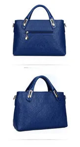 Detailansicht der dunkelblauen Kunstledertasche mit Kettenprägung und goldenen Reißverschlüssen