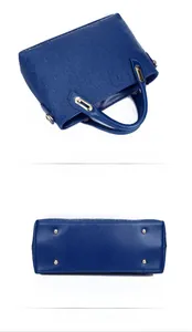 Detailansicht der dunkelblauen Handtasche mit Kettenmuster-Prägung und Goldnieten