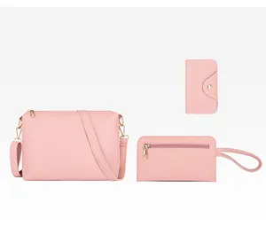 Ensemble détaillé de sacs à main en similicuir rose cerise avec garnitures dorées sur blanc