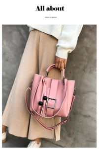 Rosa Eimertasche mit Quastenanhänger und Schnalle getragen zu lässigem Outfit