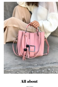 Detailansicht der rosa Beuteltasche mit Quastenanhängern und silberner Schnalle