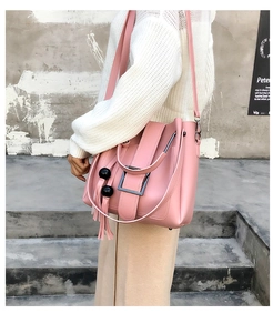 Rosa Beuteltasche aus PU-Leder mit modischer Gürtelschnalle und schwarzem Perlenquasten-Anhänger